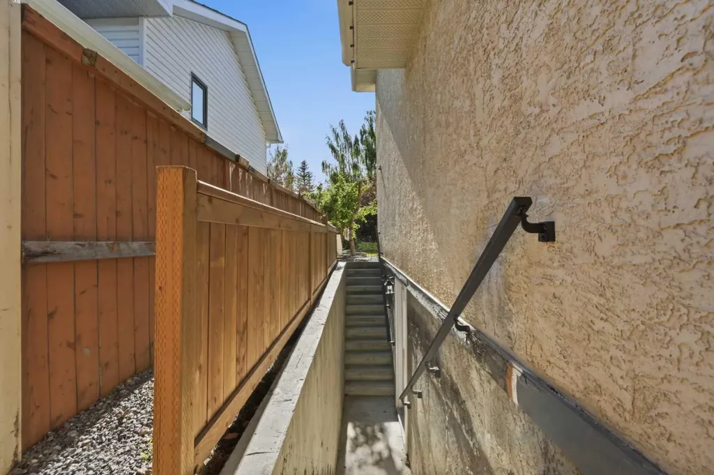 175 Shannon Circle SW Calgary AB T2Y 2L1