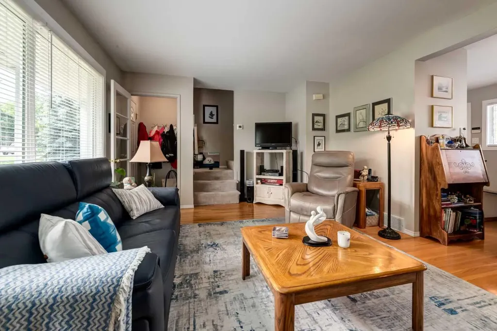 383 Killarney Glen Court SW Calgary AB T3E 7H4