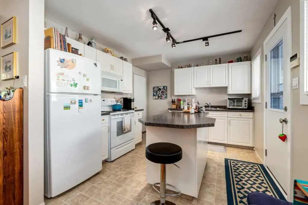 383 Killarney Glen Court SW Calgary AB T3E 7H4