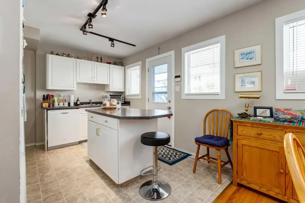 383 Killarney Glen Court SW Calgary AB T3E 7H4