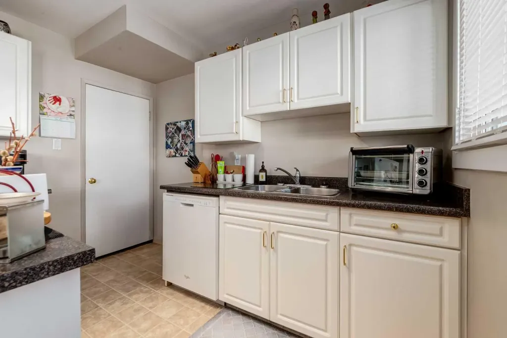383 Killarney Glen Court SW Calgary AB T3E 7H4