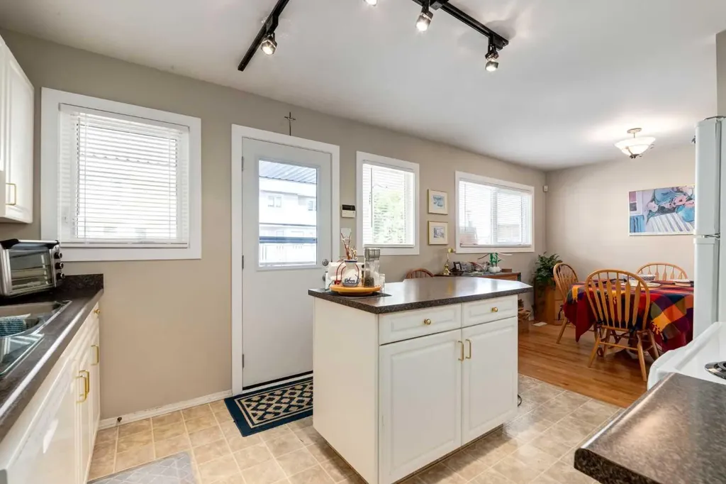383 Killarney Glen Court SW Calgary AB T3E 7H4