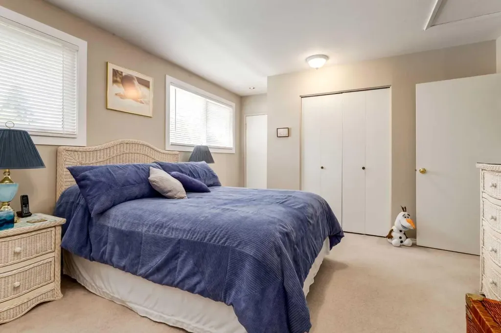 383 Killarney Glen Court SW Calgary AB T3E 7H4