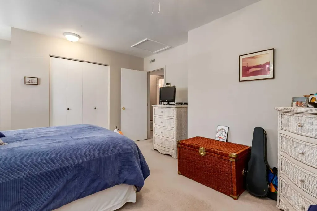 383 Killarney Glen Court SW Calgary AB T3E 7H4