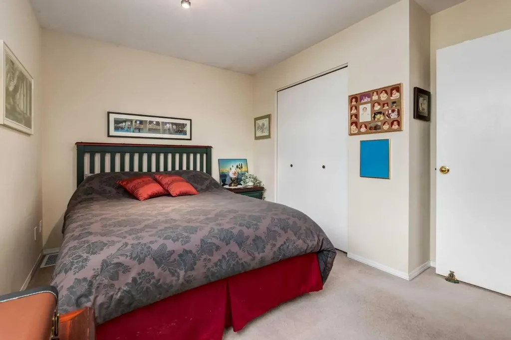 383 Killarney Glen Court SW Calgary AB T3E 7H4