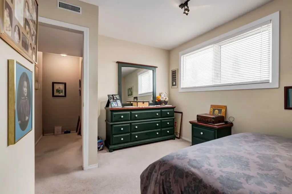 383 Killarney Glen Court SW Calgary AB T3E 7H4