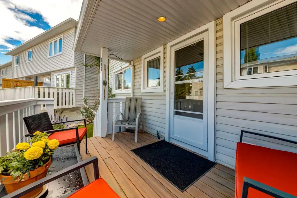 383 Killarney Glen Court SW Calgary AB T3E 7H4