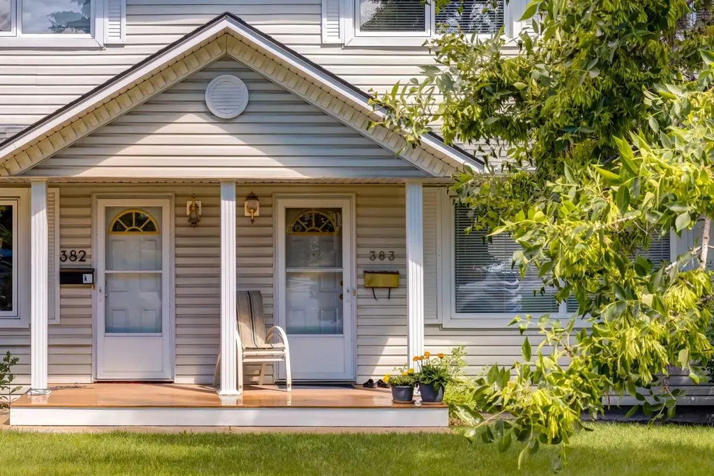 383 Killarney Glen Court SW Calgary AB T3E 7H4