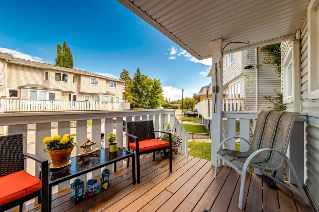 383 Killarney Glen Court SW Calgary AB T3E 7H4