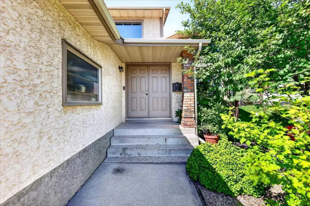 14 Hawkdale Gate NW Calgary AB T3G 2W6