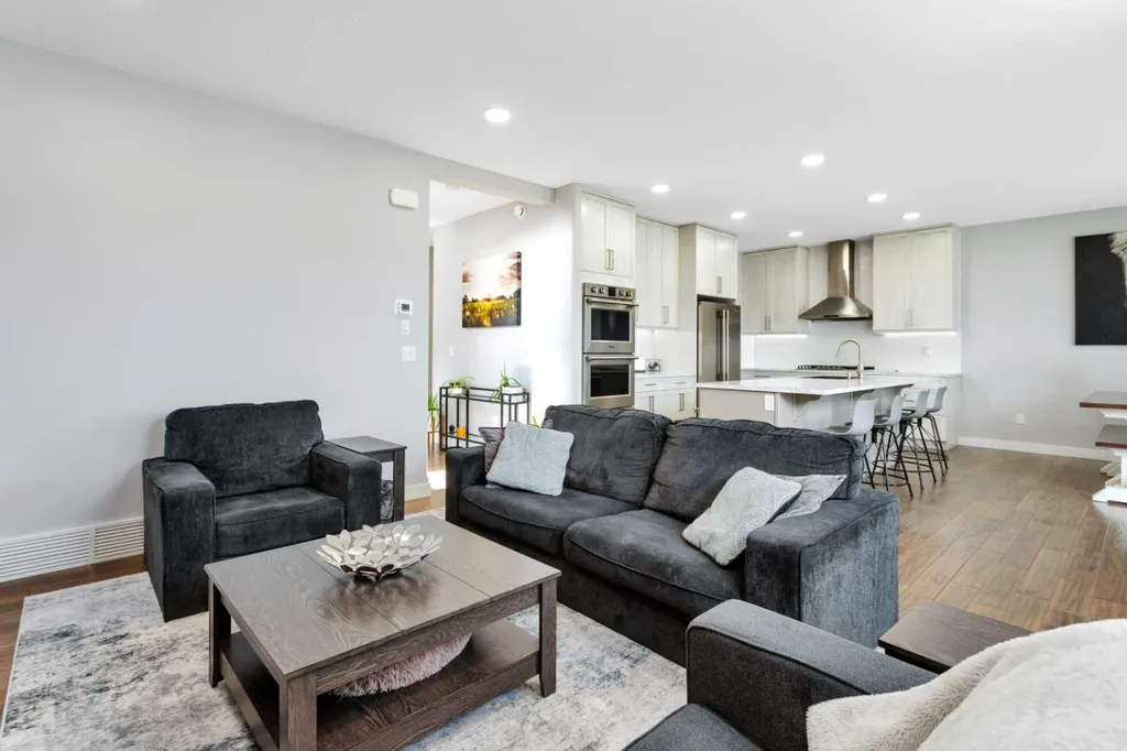 132 Hollman Close E Penhold AB T0M 1R0
