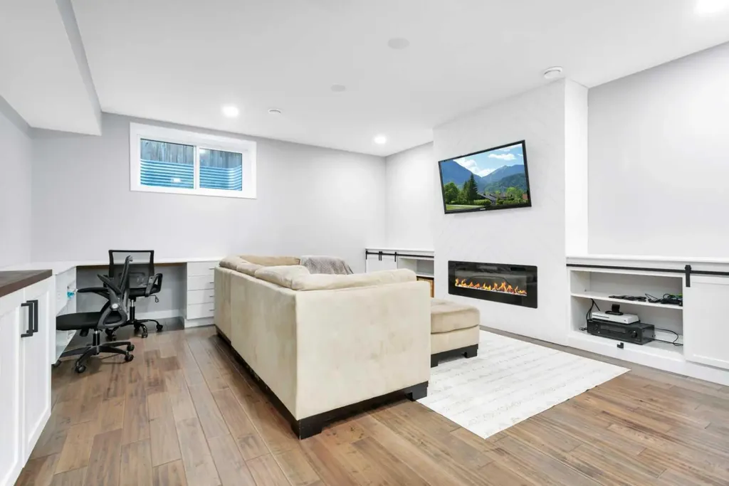 132 Hollman Close E Penhold AB T0M 1R0