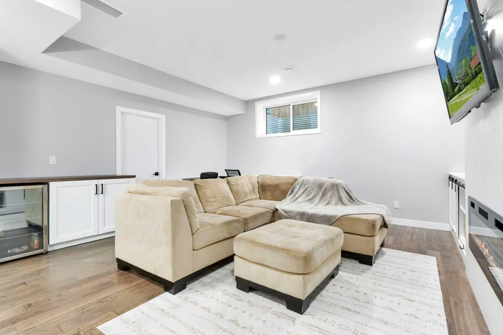 132 Hollman Close E Penhold AB T0M 1R0