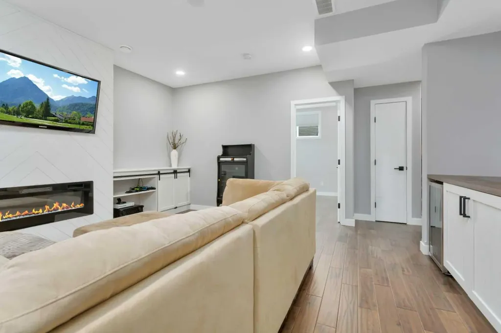 132 Hollman Close E Penhold AB T0M 1R0