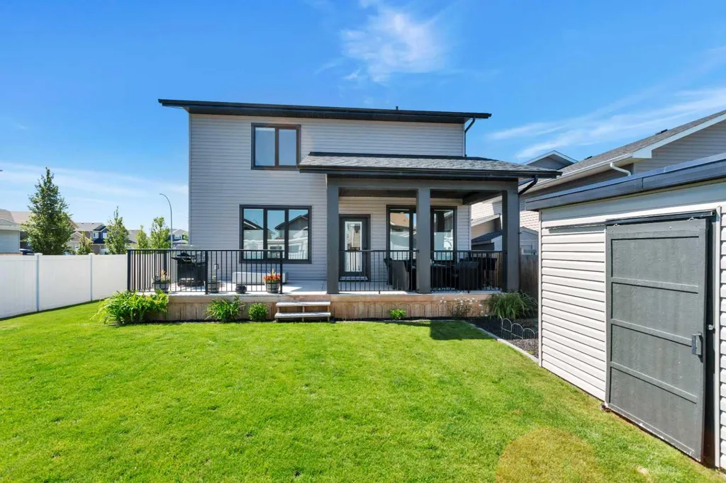 132 Hollman Close E Penhold AB T0M 1R0