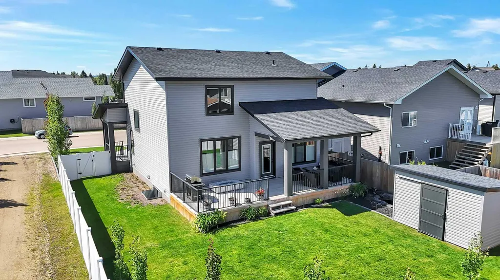 132 Hollman Close E Penhold AB T0M 1R0