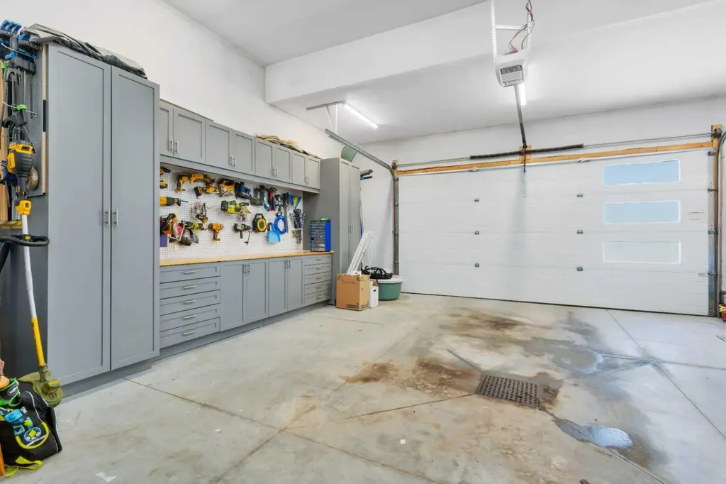 132 Hollman Close E Penhold AB T0M 1R0