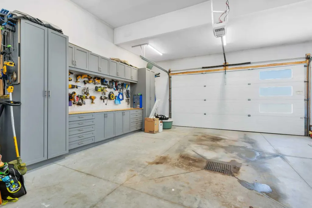 132 Hollman Close E Penhold AB T0M 1R0