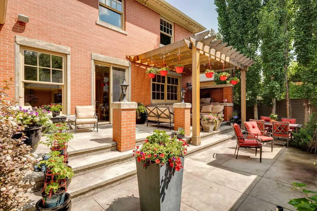 729 Riverdale Avenue SW Calgary AB T2S 0Y4