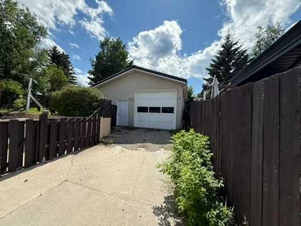 178 Hansen Drive Hinton AB T7V 1J2