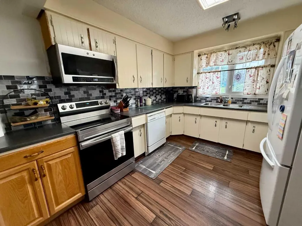 178 Hansen Drive Hinton AB T7V 1J2
