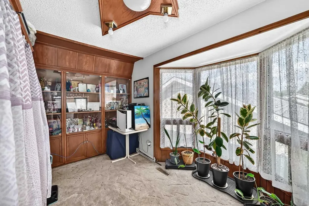 16501 106 Avenue NW Edmonton AB T5P 0X1