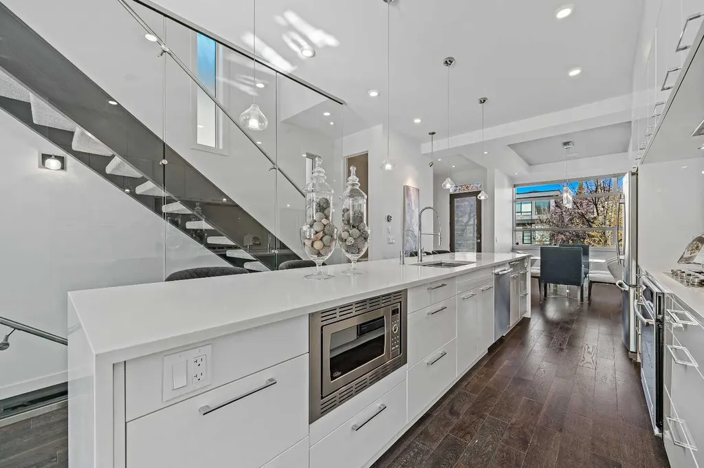 2115 Bowness Road NW Calgary AB T2N 3L2