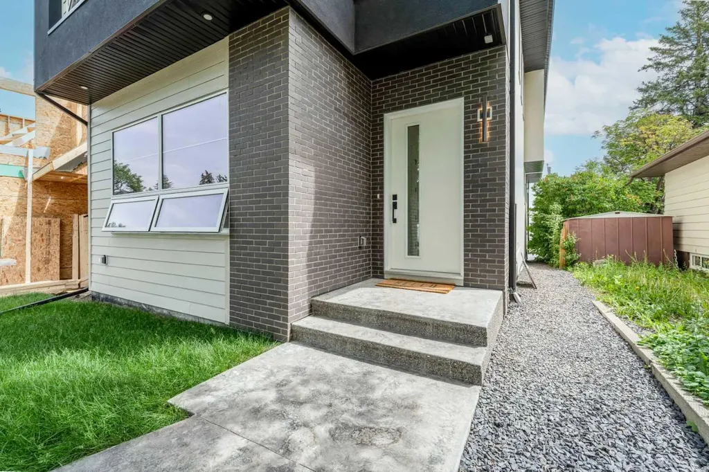 90 Hartford Road NW Calgary AB T2K 2A5
