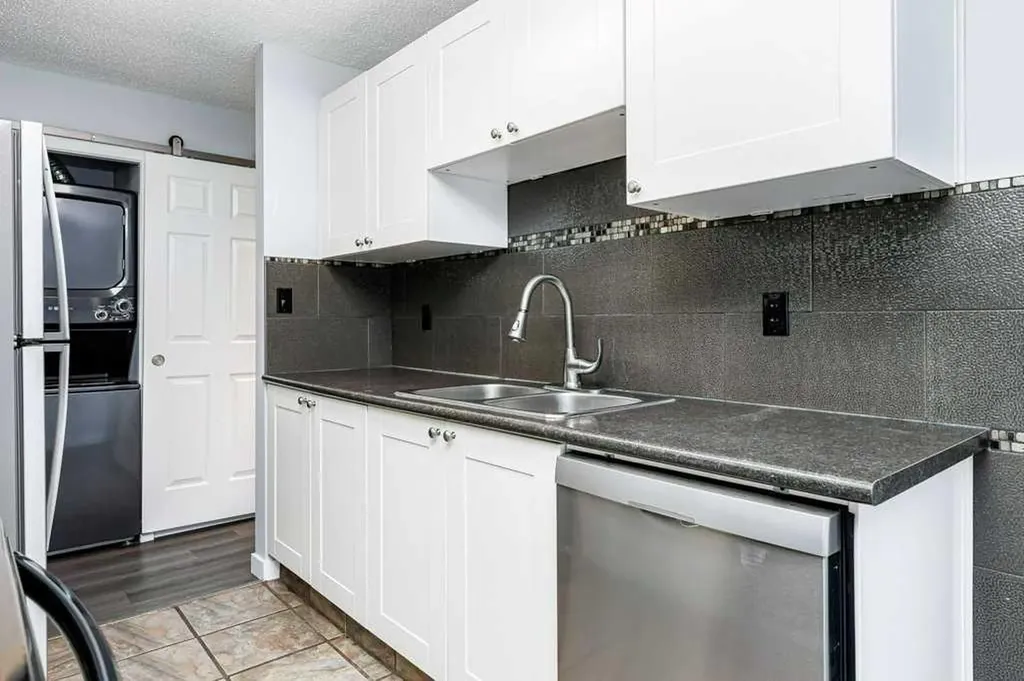11 Stanton Street Red Deer AB T4N 0B9