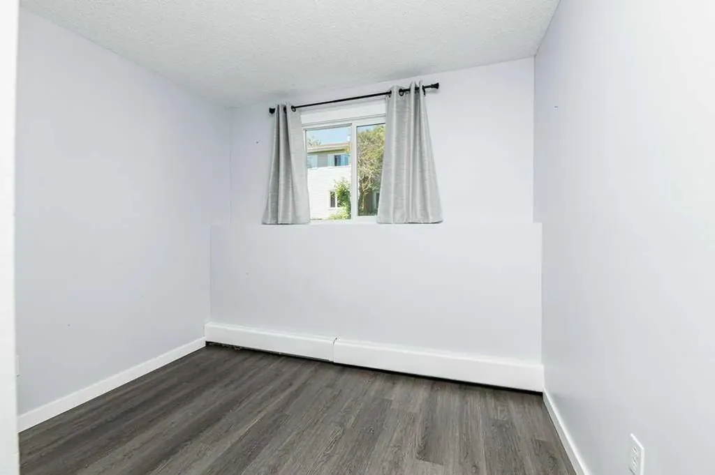 11 Stanton Street Red Deer AB T4N 0B9