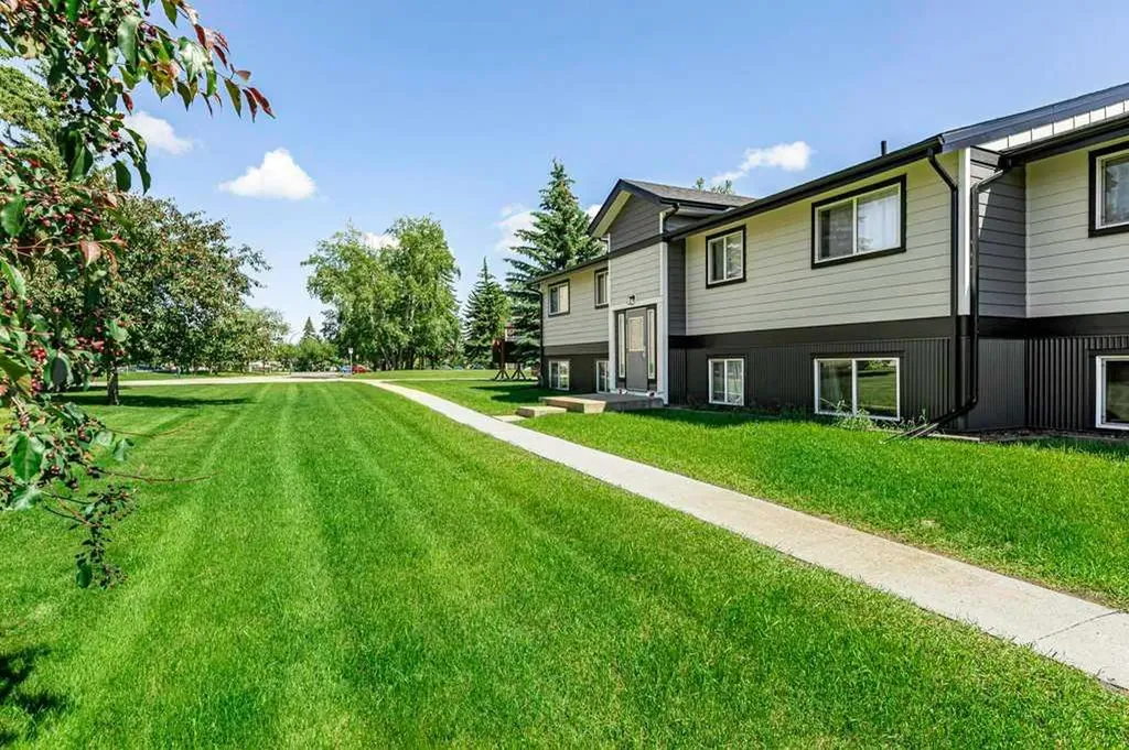 11 Stanton Street Red Deer AB T4N 0B9