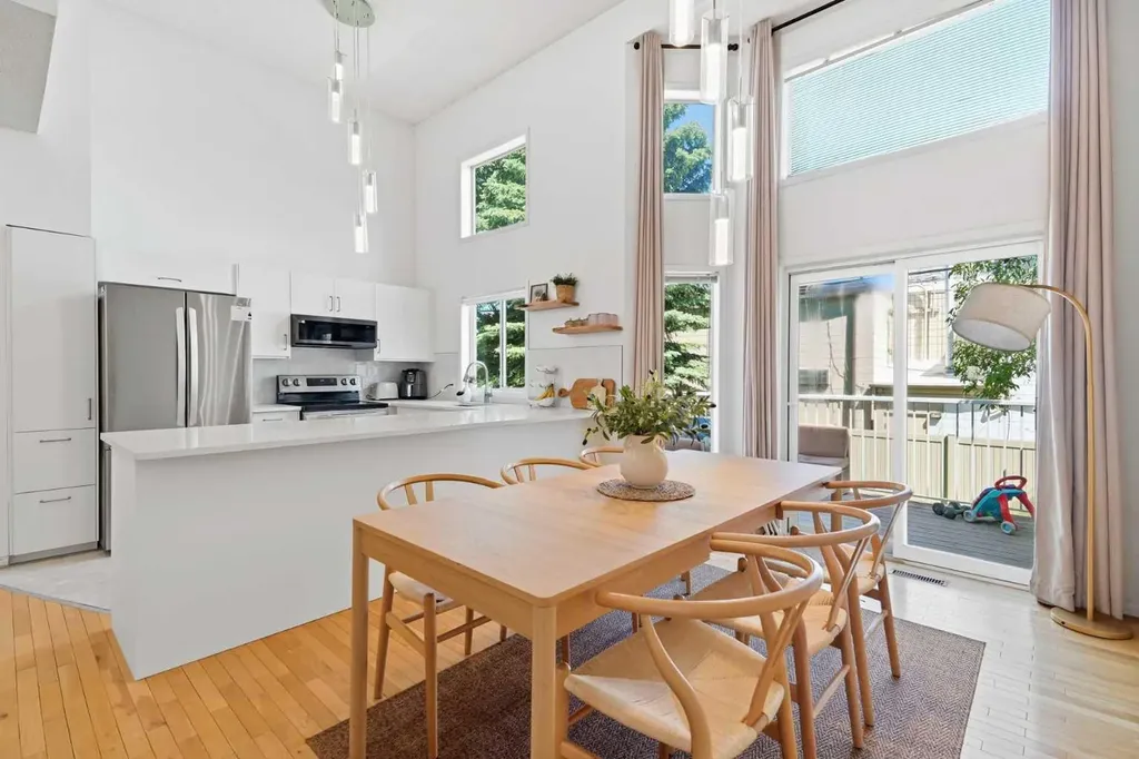 16 Kingsland Court SW Calgary AB T2V 0S2