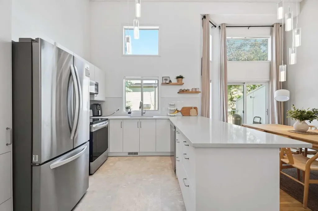 16 Kingsland Court SW Calgary AB T2V 0S2