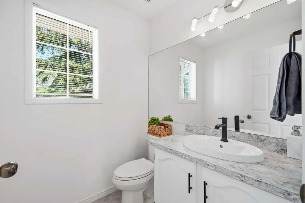 16 Kingsland Court SW Calgary AB T2V 0S2