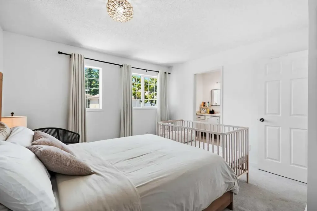 16 Kingsland Court SW Calgary AB T2V 0S2