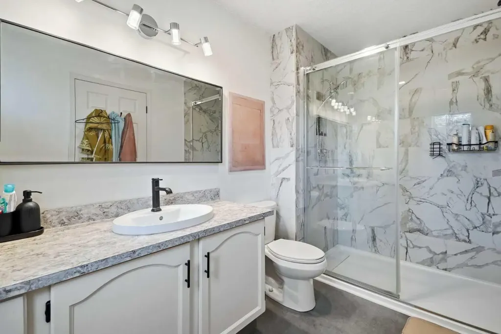 16 Kingsland Court SW Calgary AB T2V 0S2