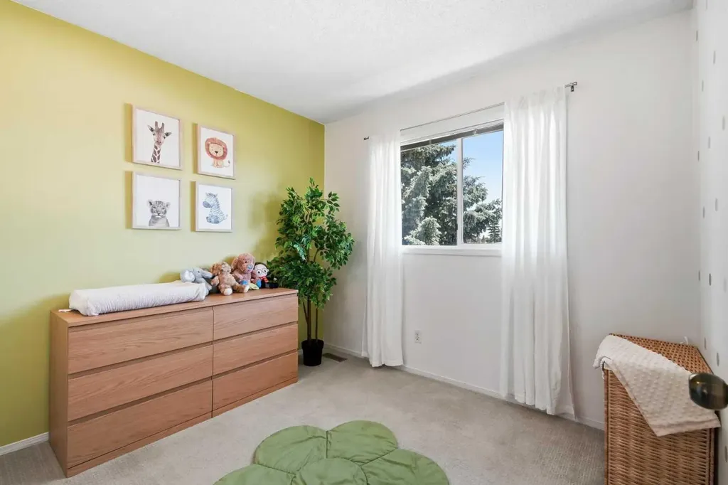 16 Kingsland Court SW Calgary AB T2V 0S2