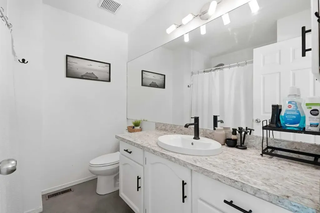 16 Kingsland Court SW Calgary AB T2V 0S2