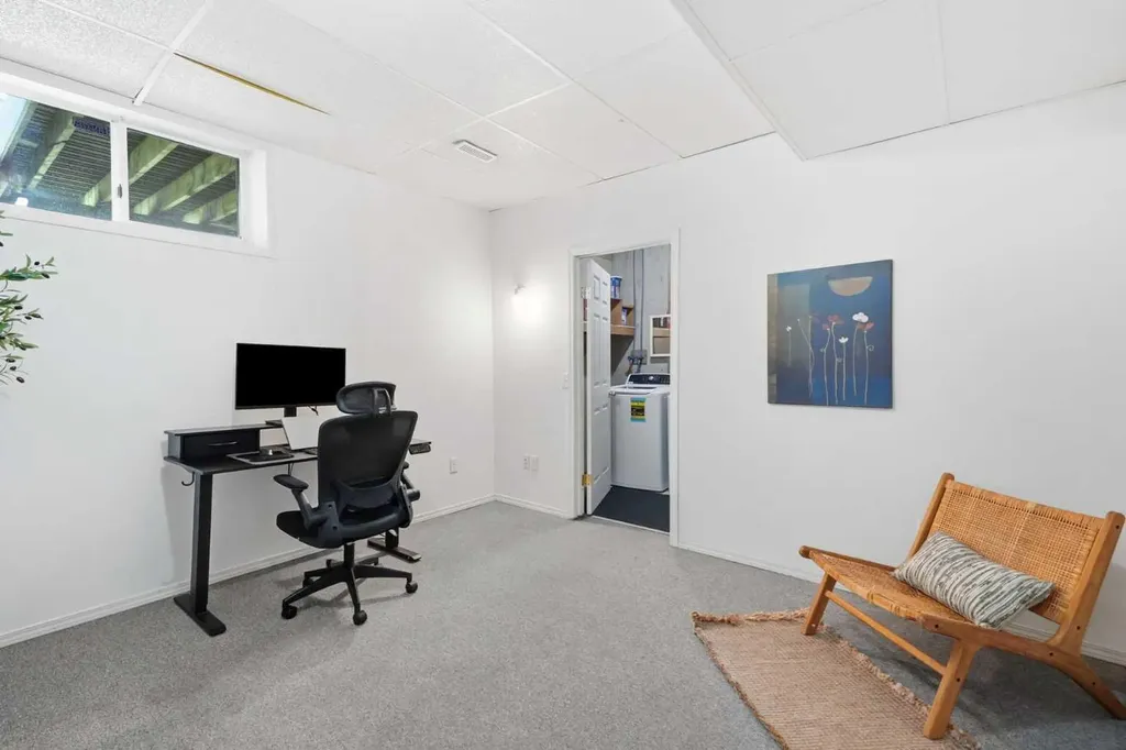 16 Kingsland Court SW Calgary AB T2V 0S2