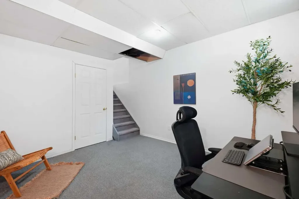 16 Kingsland Court SW Calgary AB T2V 0S2