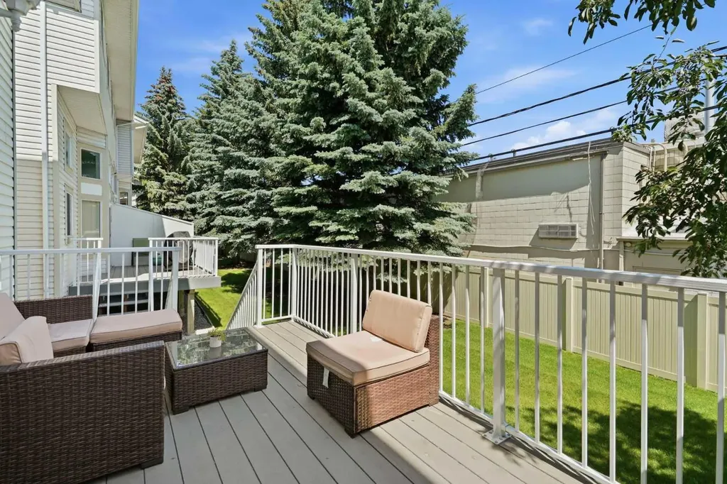 16 Kingsland Court SW Calgary AB T2V 0S2