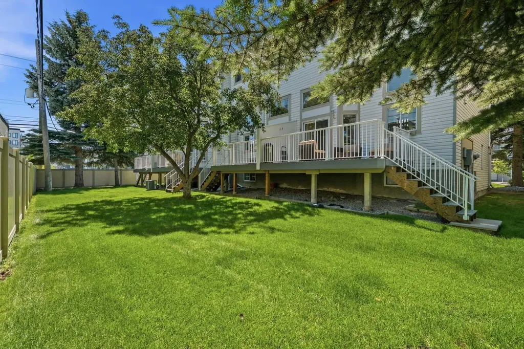 16 Kingsland Court SW Calgary AB T2V 0S2