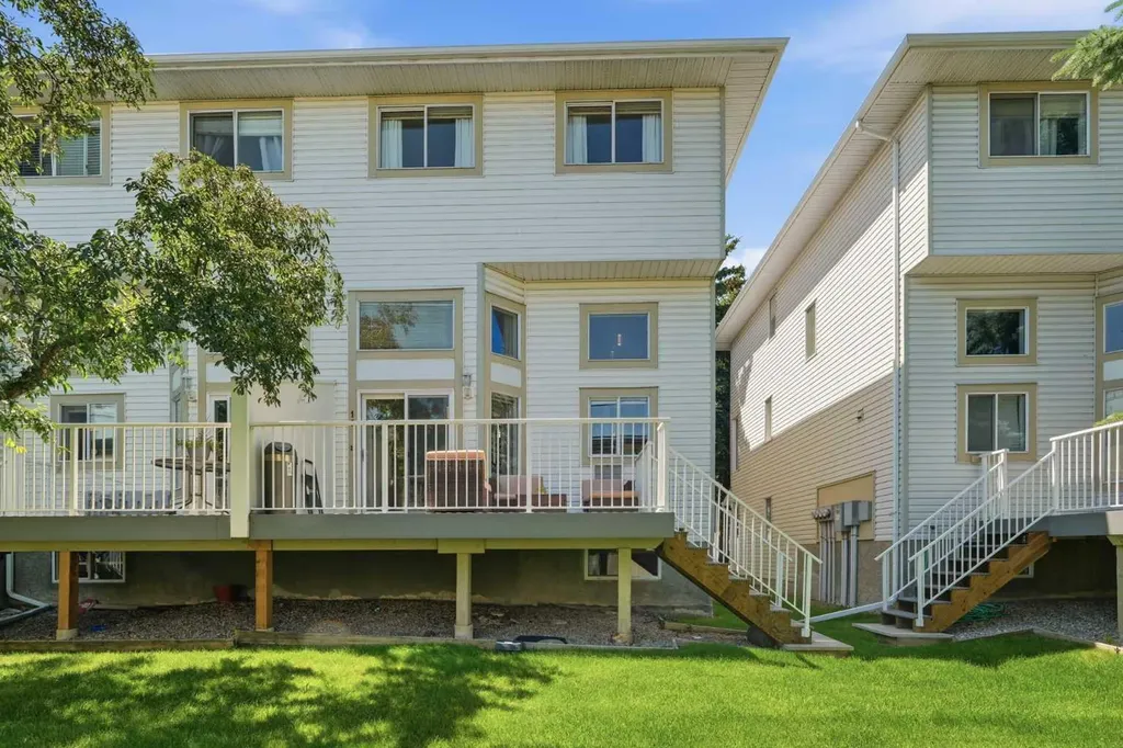 16 Kingsland Court SW Calgary AB T2V 0S2