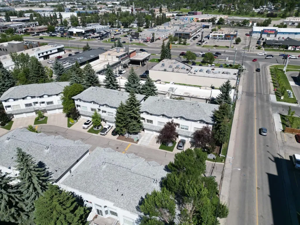 16 Kingsland Court SW Calgary AB T2V 0S2