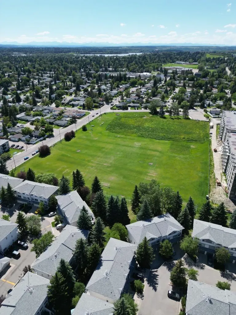 16 Kingsland Court SW Calgary AB T2V 0S2