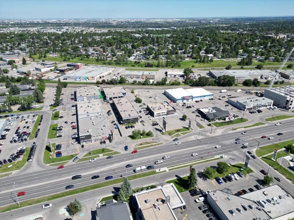 16 Kingsland Court SW Calgary AB T2V 0S2