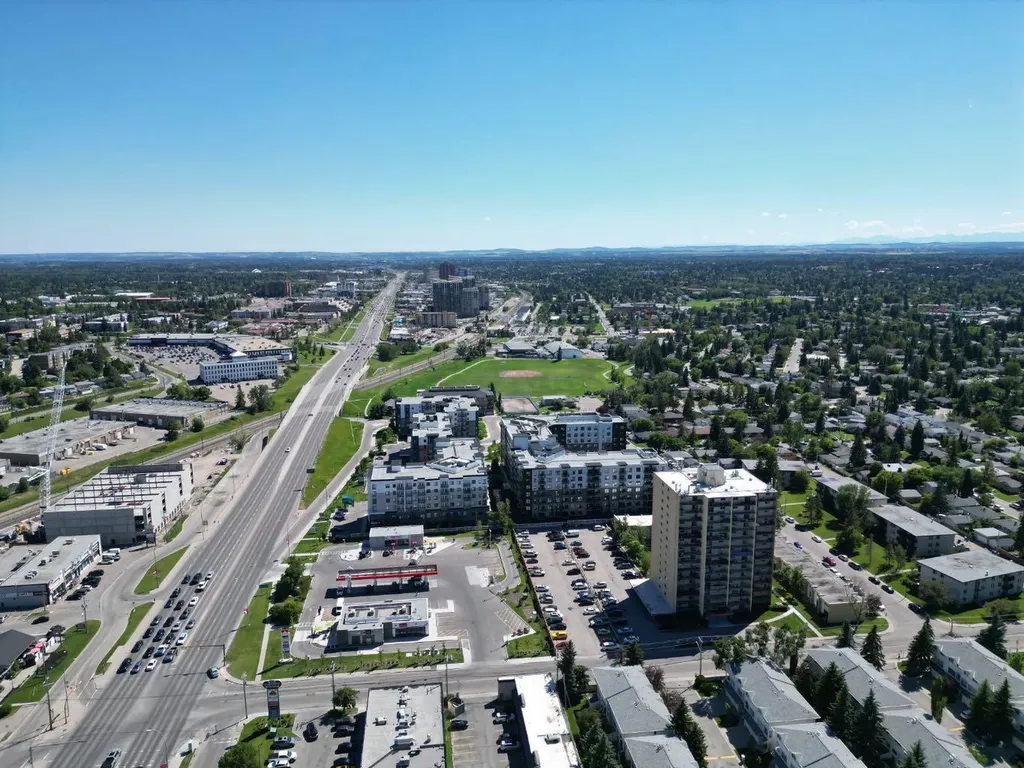 16 Kingsland Court SW Calgary AB T2V 0S2