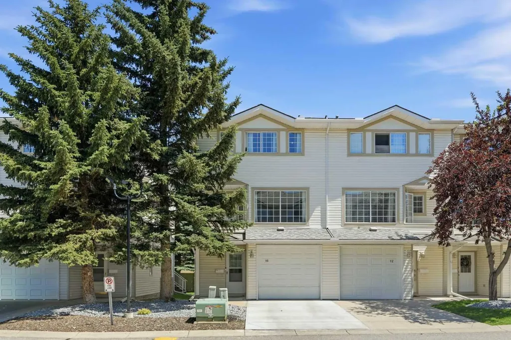 16 Kingsland Court SW Calgary AB T2V 0S2