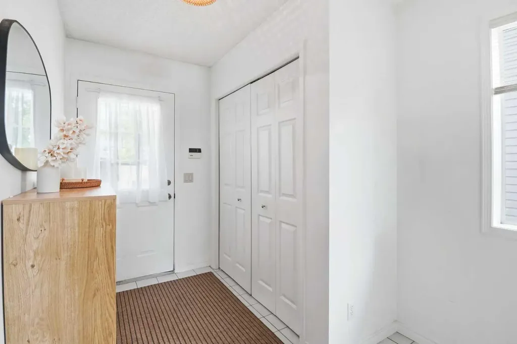 16 Kingsland Court SW Calgary AB T2V 0S2