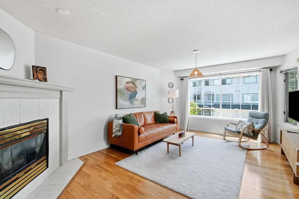 16 Kingsland Court SW Calgary AB T2V 0S2
